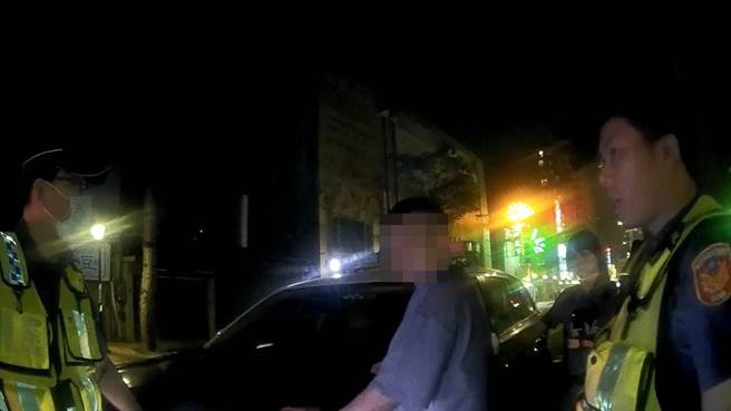 桃园警分局埔子派出所20日晚间取缔改装车辆勤务时，发现一辆自小客车停于内侧车道，员警上前查看，发现48岁吴姓驾驶全身酒味在车内睡着。（翻摄照片）