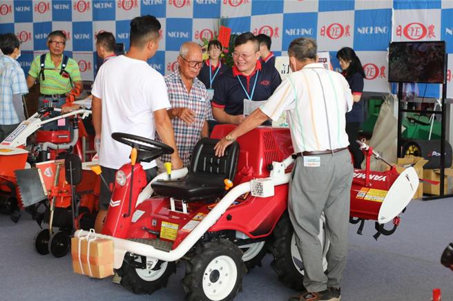 台灣國際農業機械暨資材展今日登場，開展首日吸引許多民眾前來參觀！圖／嘉義縣府提供