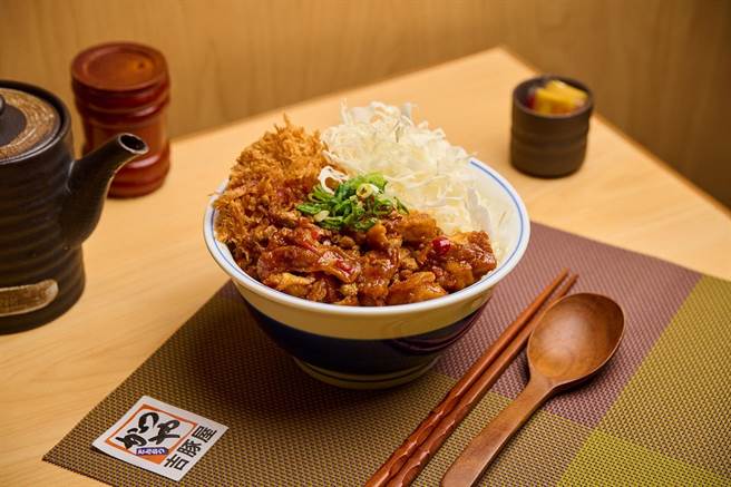 吉豚屋「辣子鸡丁 腰内双拼猪排丼」，239元。（吉豚屋提供／朱世凯台北传真）