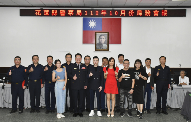 激励员警工作士气，企业偕同花莲县警友会颁发奖励金及破案茶。（警方提供）