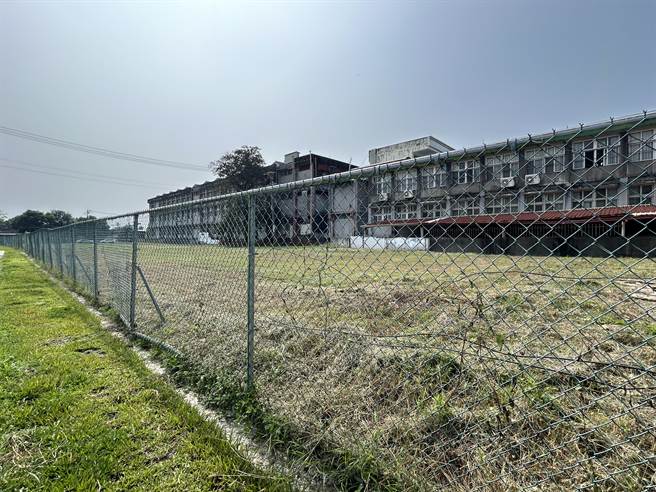 屏東東港鎮春節年街確定復辦，將於明年2月9日（除夕）至13日（初四）共5天在共和新村登場，軍方出借的空地可提供500輛汽車免費停。（謝佳潾攝）