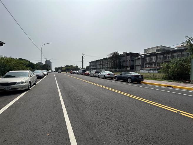 屏東東港鎮春節年街確定復辦，將於明年2月9日（除夕）至13日（初四）共5天在共和新村登場，軍方出借的空地可提供500輛汽車免費停。（謝佳潾攝）