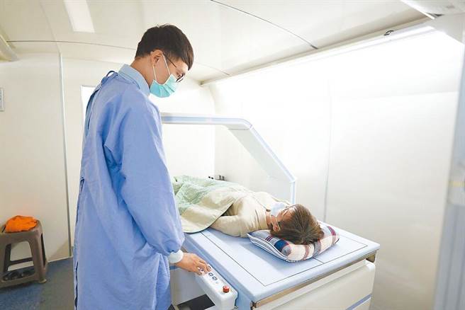 骨松导致骨折甚至死亡风险，都不可轻忽，医师提醒高风险族群，要及早接受骨质密度检查。（中华民国骨松症学会提供／林周义台北传真）