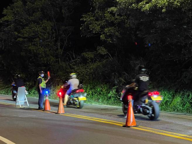 10月22日午夜后将达到流星雨最大期，警方规划专案勤务针对仰德大道、至诚路沿线路口、擎天岗及冷水坑等地点加强交通疏导，并视天气及交通实际状况，弹性实施仰德大道交通管制。（图／警方提供）