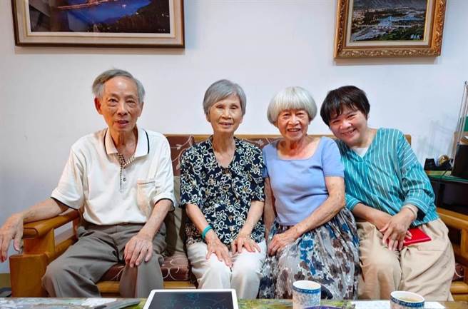 桃园市大溪区源古本舖展出「人生90才开始，不老职人乐龄创作画展」，由左至右为参展人林清图，江玉磬，古玉昭，以及总策画古正君。（源古本舖古正君提供／蔡明亘桃园传真）