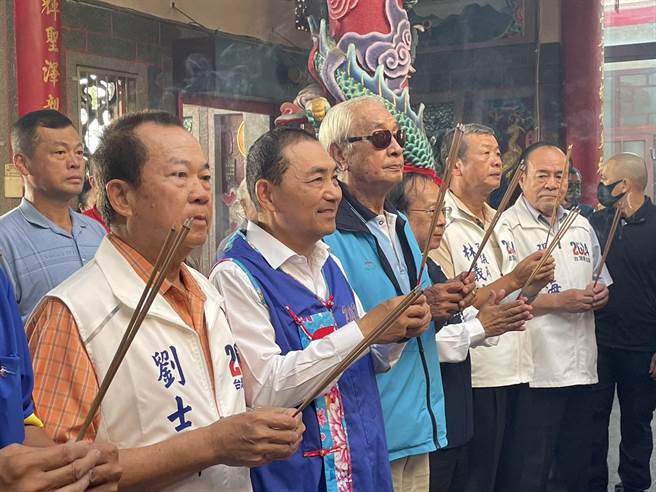 国民党总统参选人侯友宜今天上午南下高雄走访美浓区，前往美浓天后宫参拜。（林雅惠摄）
