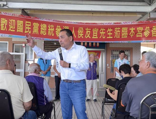 国民党总统参选人侯友宜今天上午南下高雄走访美浓区前往朝天五谷宫参拜并发表演说。（林雅惠摄）
