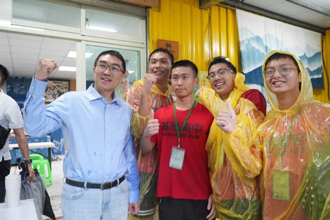 基隆市民政处主办的成年礼活动首次移师至暖暖淡兰古道举办。图为基隆市长谢国梁（左一）和参加成年礼的学子合影。谢国梁期许学子能够过这项结合歷史文化的巡礼，勇敢面对挑战，拓变成为基隆骄傲的「山海之子」。（基隆市政府提供／徐佑升基隆传真）