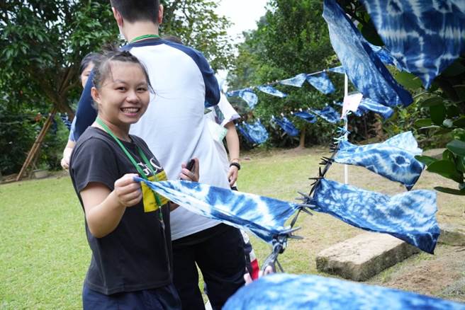 基隆市民政处主办的成年礼活动首次移师至暖暖淡兰古道举办。图为参加成年礼闯关的同学体验蓝染工艺。（基隆市政府提供／徐佑升基隆传真）