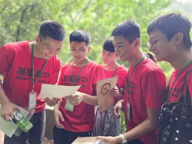 基隆市民政处主办的成年礼活动首次移师至暖暖淡兰古道举办。图为参加成年礼的基隆高中同学根据线索闯关。（基隆市政府提供／徐佑升基隆传真）