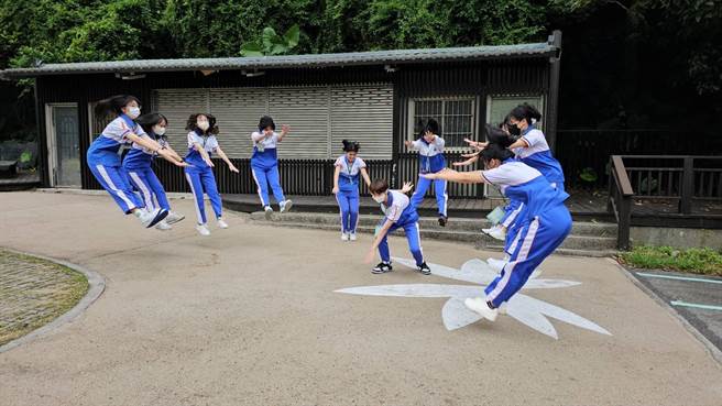 基隆市民政处主办的成年礼活动首次移师至暖暖淡兰古道举办。图为参加成年礼的暖暖高中同学开心参与闯关活动。（基隆市政府提供／徐佑升基隆传真）