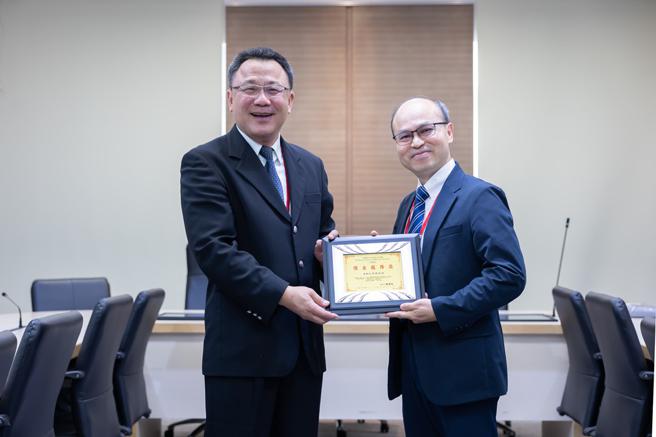 赖朝松（右）颁杰出奖予黄义佑。（图／中山大学）