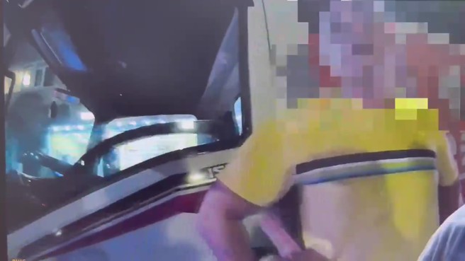 23歲潘姓男子駕駛環保局公務車執行廢棄物清運勤務，與路過之行人38歲經姓男子疑似因未禮讓行人發生口角糾紛。（翻攝畫面）