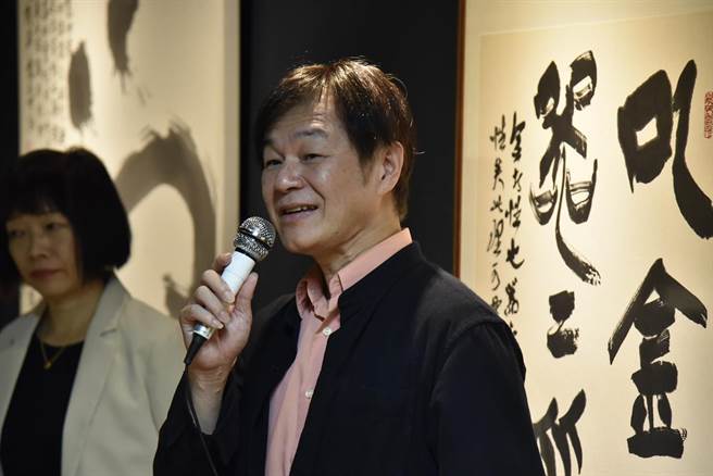 「经觉」创作展由华梵大学人文与艺术学院院长黄智阳（右）担任策展人。（华梵大学提供）