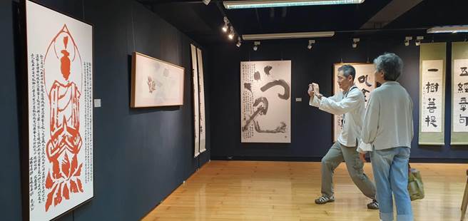 参观民眾仔细欣赏作品。（华梵大学提供）