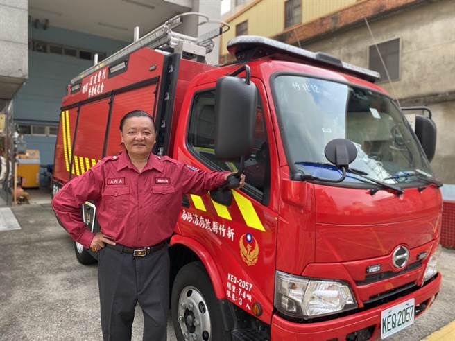 加入新竹县义消工作22年的邱振原对于获凤凰奖殊荣，他感谢所有人一直以来的协助，并期许自己未来继续秉持初衷，帮助社会。（竹县消防局提供／邱立雅竹县传真）