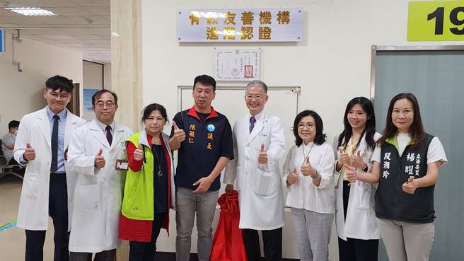 10月20日为世界骨质疏松日，澎湖医院办理骨松「进阶」友善机构认证揭牌暨骨质疏松筛检活动。右起依序为杨曜立委服务处段湘玲助理、骨松专科医师吴羽颖、行政院南部联合服务中心陈慧玲副执行长、澎湖医院院长匡胜捷、澎议长陈毓仁、澎卫生局长陈淑娟、澎湖医院副院长廖鸿璋、澎医主任骨科钟本聿。（许逸民摄）