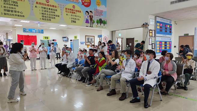 卫福部澎湖医院于10月20日世界骨质疏松日办理骨松「进阶」友善机构认证揭牌暨骨质疏松筛检活动。（许逸民摄）