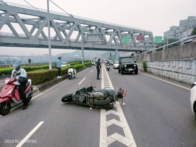 新北市新店区今20日上午7时许，发生一起自撞护栏的死亡车祸。（图／警方提供）