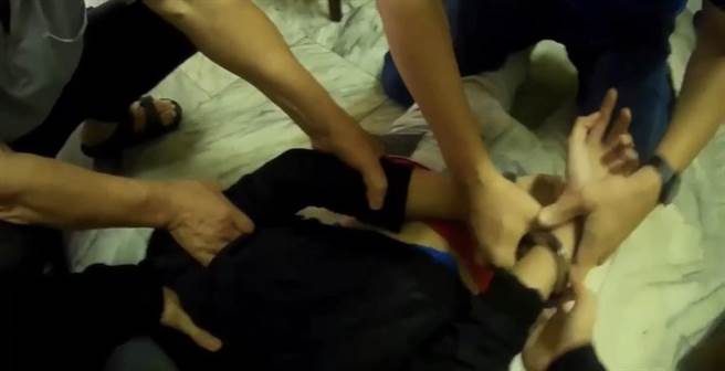 警方压制前来取款的车手。 （翻摄照片／洪靖宜高雄传真）