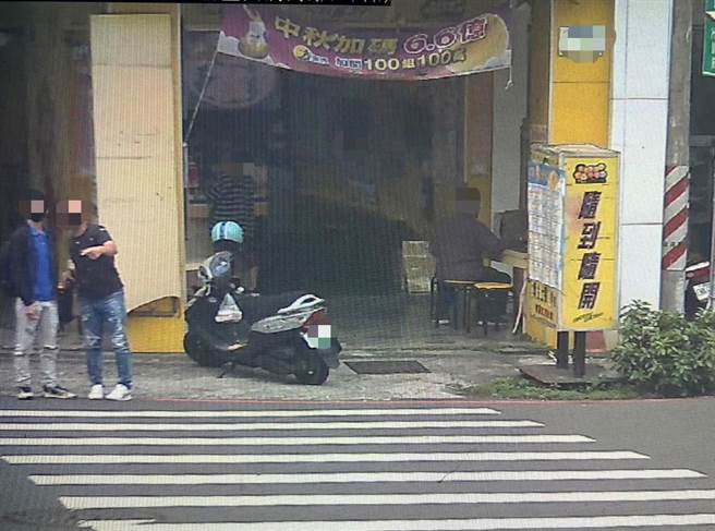 郑姓少年（左）、谢姓男子（右）当车手，准备与被害人会面取款。 （翻摄照片／洪靖宜高雄传真）