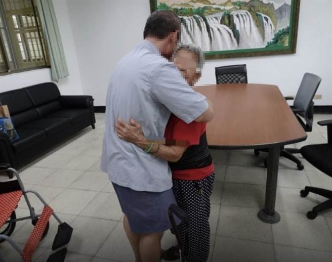 基隆监狱有一位8旬卢姓老妇会定期探视孙子，但近期身体变差，卢妇深怕时日无多，表示希望能与在云林第二监狱服刑的儿子阿成见上最后一面。基隆监狱典狱长张龙泉得知后与社福机构合作，以专车接送，终于让卢妇（右）与儿子阿成（左）母子相见，场面动容。（翻摄画面／徐佑升基隆传真）