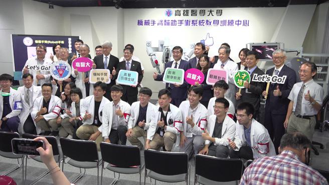 高医大首创校园引进机械手术系统作为训练及练习之用，打造世界顶尖教学训练中心，20日举行揭牌仪式，全球为国内医学教育立下一个新的里程碑。（图片来源：记者 赖君欣 摄）