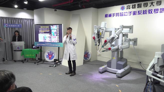 即使已经取得执照的主治医师，也歷经11年的时间才有机会操作达文西手臂（图片来源：记者 赖君欣 摄）