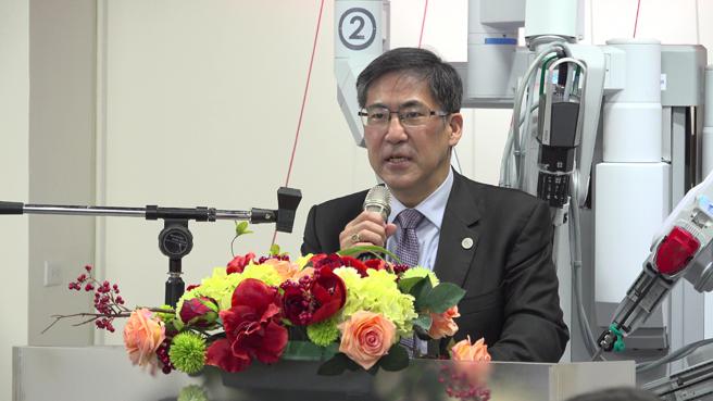 高雄医学大学董事长陈建志表示，将世界级的机械手臂辅助手术系统作为教学设备，不但是翻转医学教育的创举，更期望鼓励医学生积极投身外科领域（图片来源：记者 赖君欣 摄）
