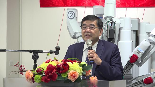 高雄医学大学杨俊毓校长表示，「机械手臂辅助手术系统教学训练中心」，让医学生身歷其境感受全新的学习模式，也无缝接轨科技结合人工智能的医疗科技新世代来临。（图片来源：记者 赖君欣 摄）