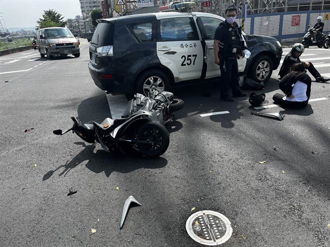 台中市警察局第二分局员警20日上午追踪1起窃盗案，行经精武路与旱溪西路口时遇上红灯鸣笛通过，与直行的双载警车相撞，造成23岁叶姓男骑士与24岁陈姓女乘客轻伤送医治疗，幸无大碍。（民眾提供／潘虹恩台中传真）