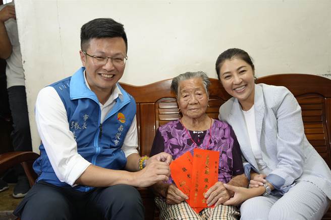 南投市長張嘉哲（左）將65歲重陽敬老金從每年800元提升至1500元，加上縣府1000元，至少可領2500元，比六都還高。（南投市公所提供／楊靜茹南投傳真）