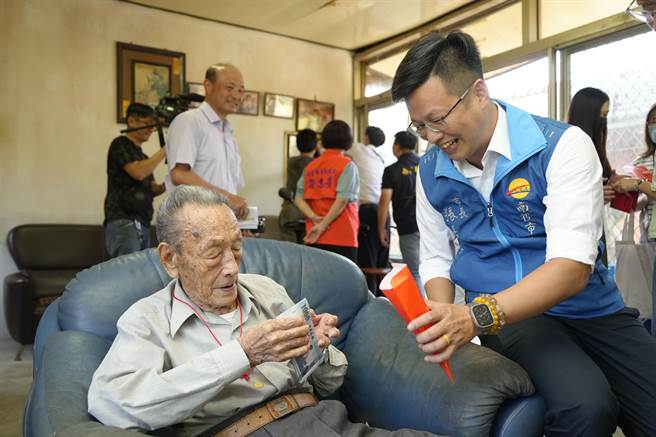 南投市長張嘉哲（右）致贈百歲人瑞重陽敬老金1萬元及禮品，並關心長輩生活起居，作為老人福利政策的參考依據。（南投市公所提供／楊靜茹南投傳真）