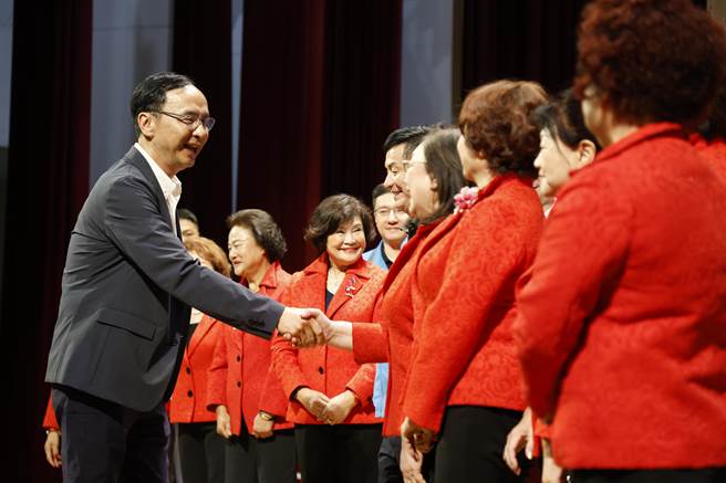 2023年10月20日新北市／國民黨主席朱立倫今日到五股參加侯友宜新北市工商婦女後援會成立大會，對於近期藍白合議題，朱立倫表示，與柯文哲都有保持聯繫，也強調「藍白合不是淘汰賽，而是1加1必需要大於2或至少等於2的整隊過程。」（朱立倫提供／劉瑋晴新北傳真）