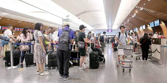 许多民眾出国前会在机场免税店购物。图／本报资料照片