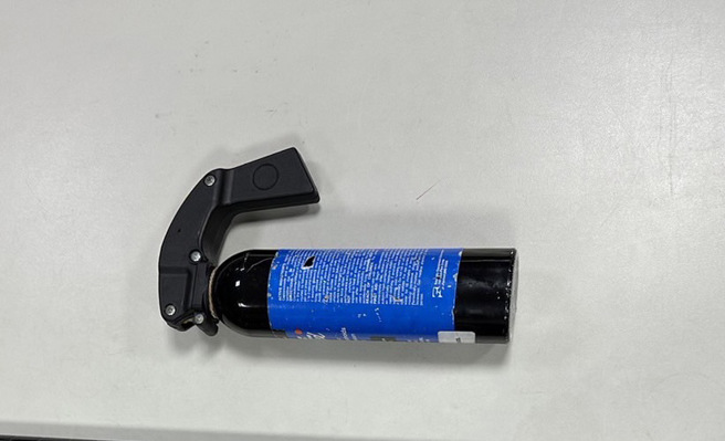 警方查扣的辣椒水。（图／警方提供）