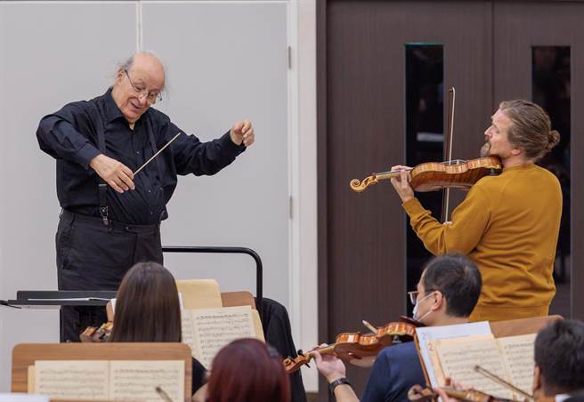 享譽國際的小提琴名家特茲拉夫再次來台，這次要和指揮大師殷巴爾、台北市立交響樂團同台。圖為10月20日上午彩排畫面。（郭吉銓攝）