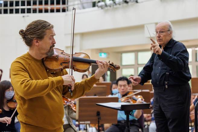 享譽國際的小提琴名家特茲拉夫再次來台，這次要和指揮大師殷巴爾、台北市立交響樂團同台。圖為10月20日上午彩排畫面。（郭吉銓攝）