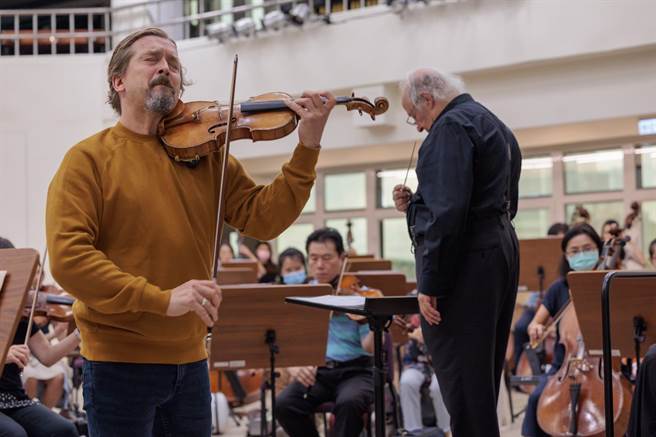 享譽國際的小提琴名家特茲拉夫再次來台，這次要和指揮大師殷巴爾、台北市立交響樂團同台。圖為10月20日上午彩排畫面。（郭吉銓攝）