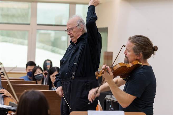 指揮大師殷巴爾認為，音樂詮釋無法置身於時代之外。（郭吉銓攝）