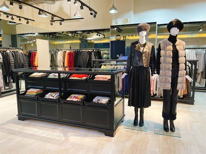 禮客Outlet內湖1館1F引進義大利風格女裝品牌LINDARICO，成全台首間Outlet店鋪，現秋冬毛衣、皮草外套等2折起。（禮客Outlet提供／朱世凱台北傳真）