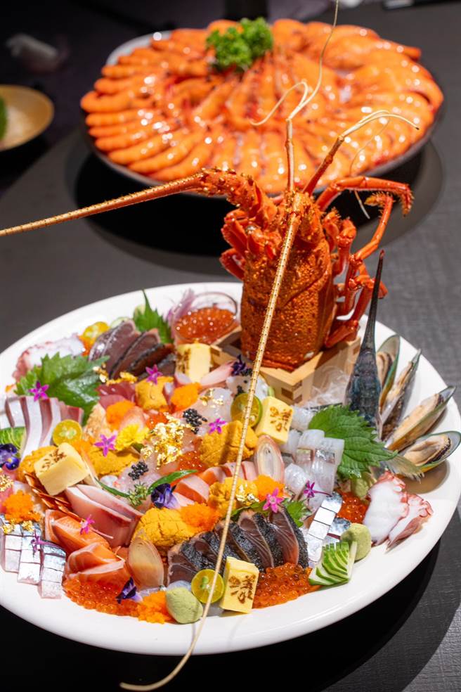 禮客Outlet的「漾客日式料理」走質感路線，海鮮新鮮外也不時推優惠吸客，像是幾歲就送幾隻蝦活動等。（吳松翰攝）