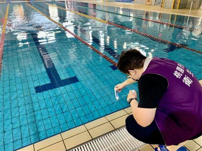 卫生局统计8月上旬至10月上旬共查验92家泳池，检验件数为185件，其中有46件不合格。（桃园市卫生局提供／陈梦茹桃园传真）