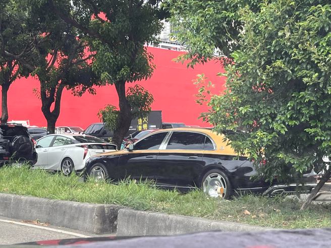 一位男子开车载老婆上路时，遇到一台上金下黑的特别款宾士迈巴赫。（翻摄自爆废公社二馆脸书）