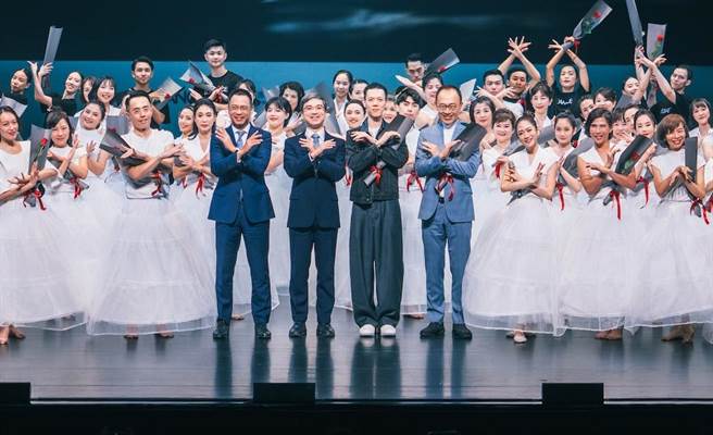 南山人寿赞助台湾职业现代舞团「丞舞制作团队」，选在台北市艺文推广处举办「南山60．舞出公益」南山公益之夜，前排左2为南山人寿董事长尹崇尧。（南山人寿提供／洪凯音台北传真）