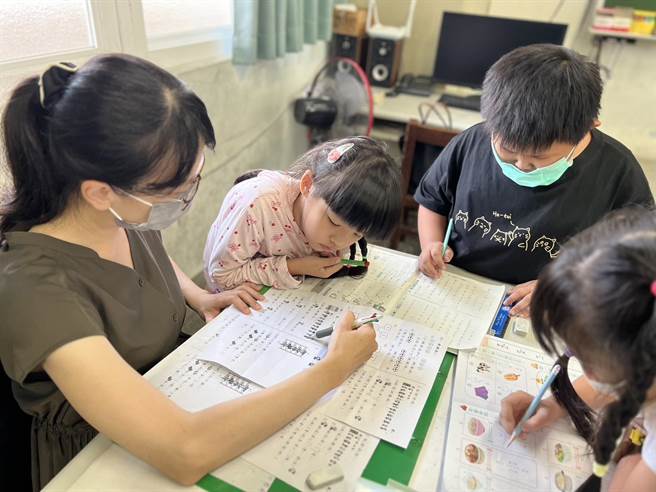 斗六市鎮南國小一到六年級都有開設課後照顧班，讓家長安心工作。（周麗蘭攝）