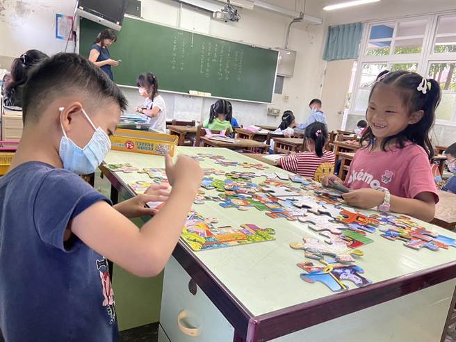斗六市鎮南國小低年級小朋友在課後照顧班玩得開心。（周麗蘭攝）