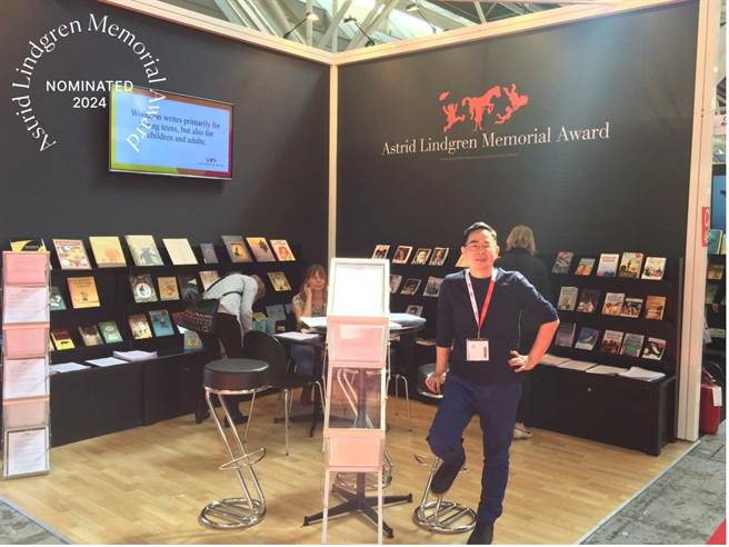 2018年几米受邀参加波隆那书展时，于林格伦奖展位上留影。（大块文化提供／李怡芸台北传真）