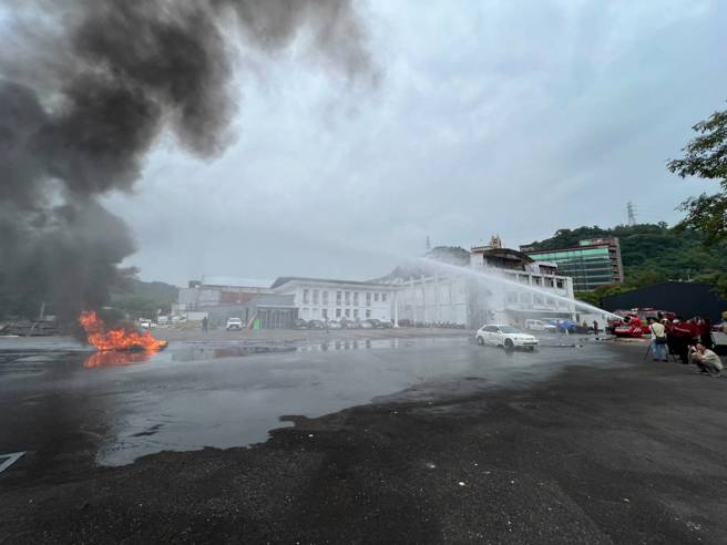 台北市消防局引进「LUF60 消防机器人」，全面提升 消防救灾能力，保护市民的生命和财产。（图／北市消防局提供）