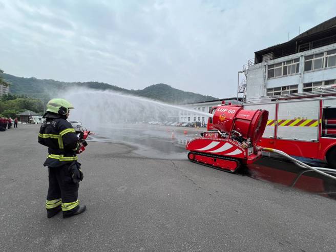 台北市消防局引进「LUF60 消防机器人」，全面提升 消防救灾能力，保护市民的生命和财产。（图／北市消防局提供）